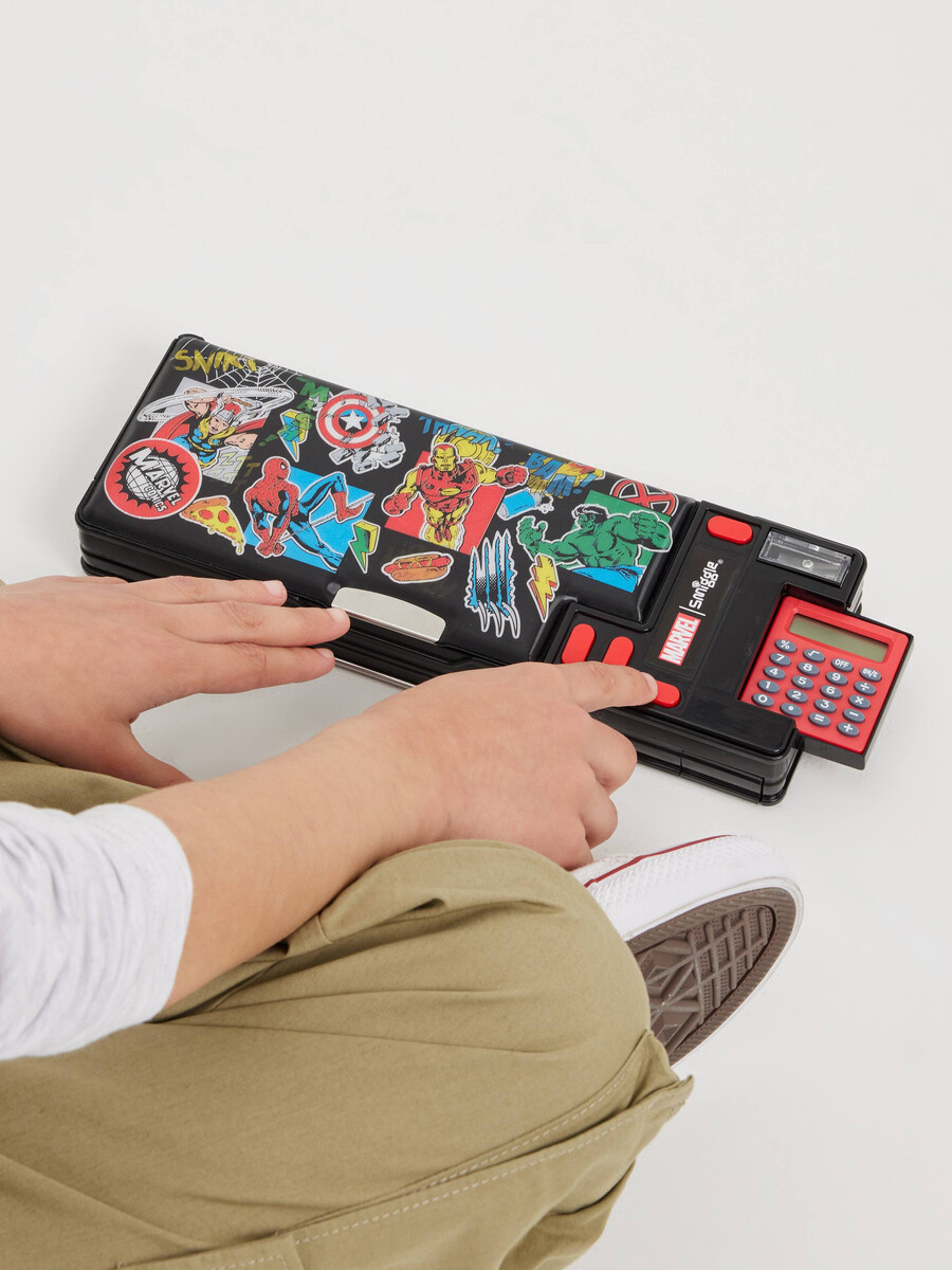 trousse à crayons marvel pop-out